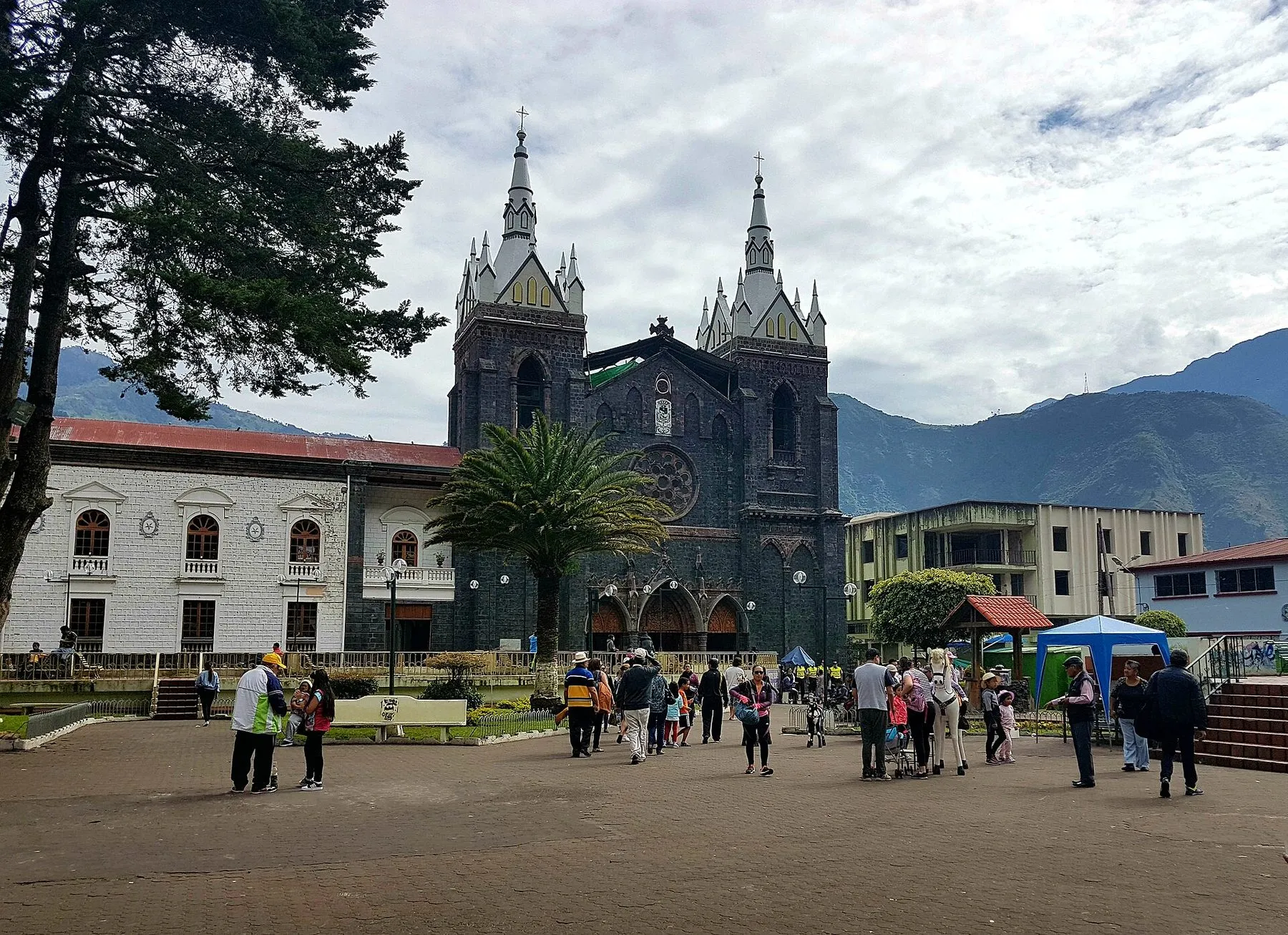 Baños de Agua Santa in the valley, with Tungurahua behind the town