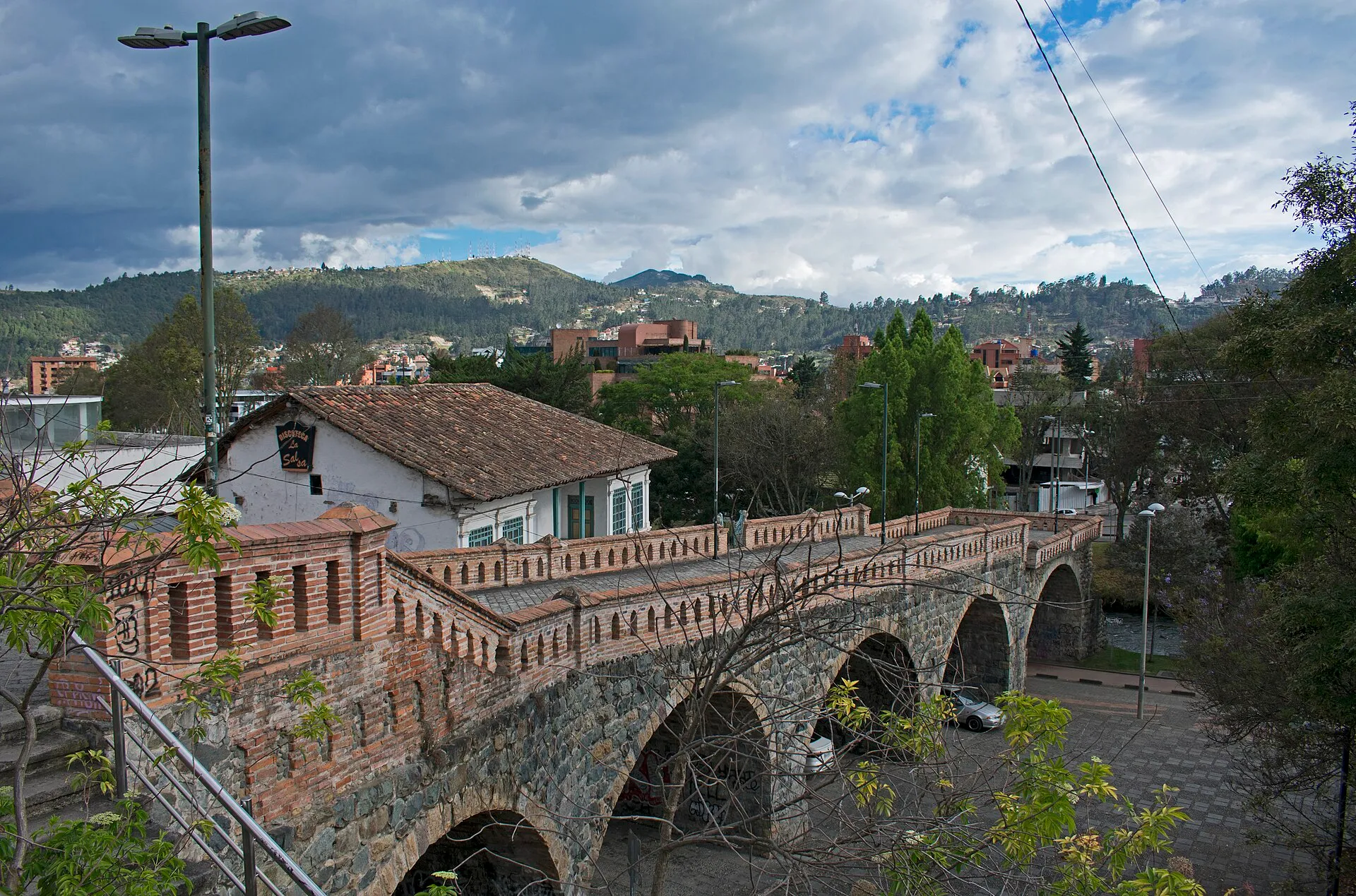 Puente Roto over the Tomebamba in Cuenca, seen from above
