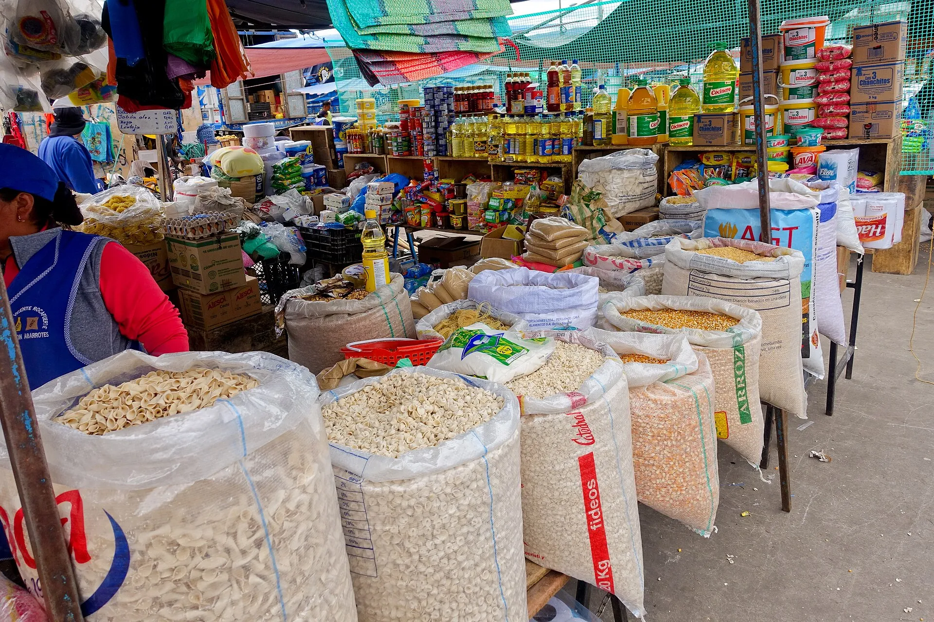 Shoppers and produce at the Thursday market in Saquisilí